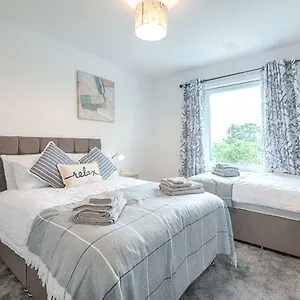 Holiday home Spacious House In Tv In Every Bedroom, Swansea